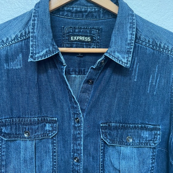 Express Denim Shirt Womens Medium Chambray Roll Sleeve Flap Pockets Distressed - Picture 2 of 5